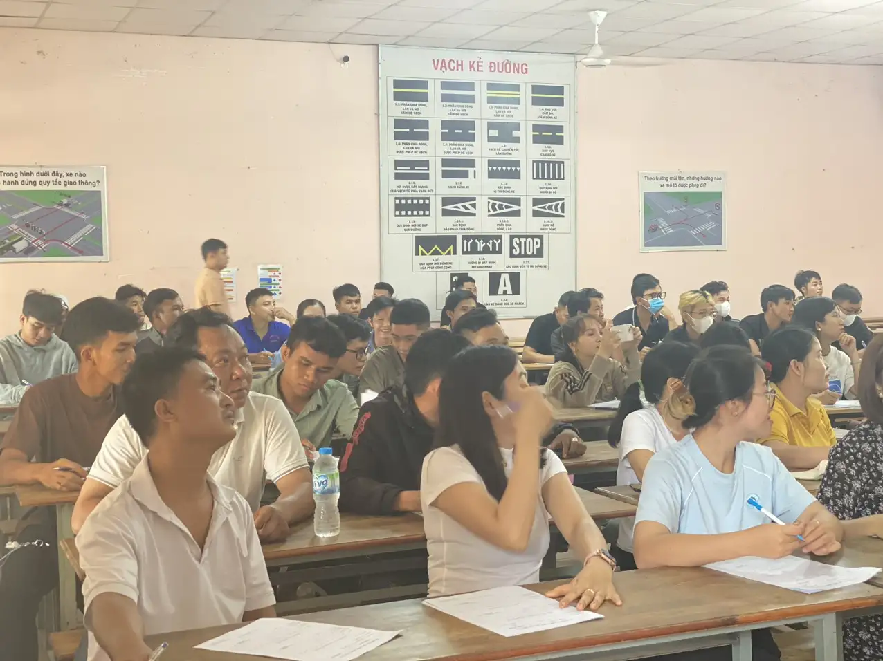 Hướng dẫn làm bài thi Luật trên máy tính cho học viên lái xe Khóa CK91, CK92 và B11K120 tại Trung tâm Thành Đạt